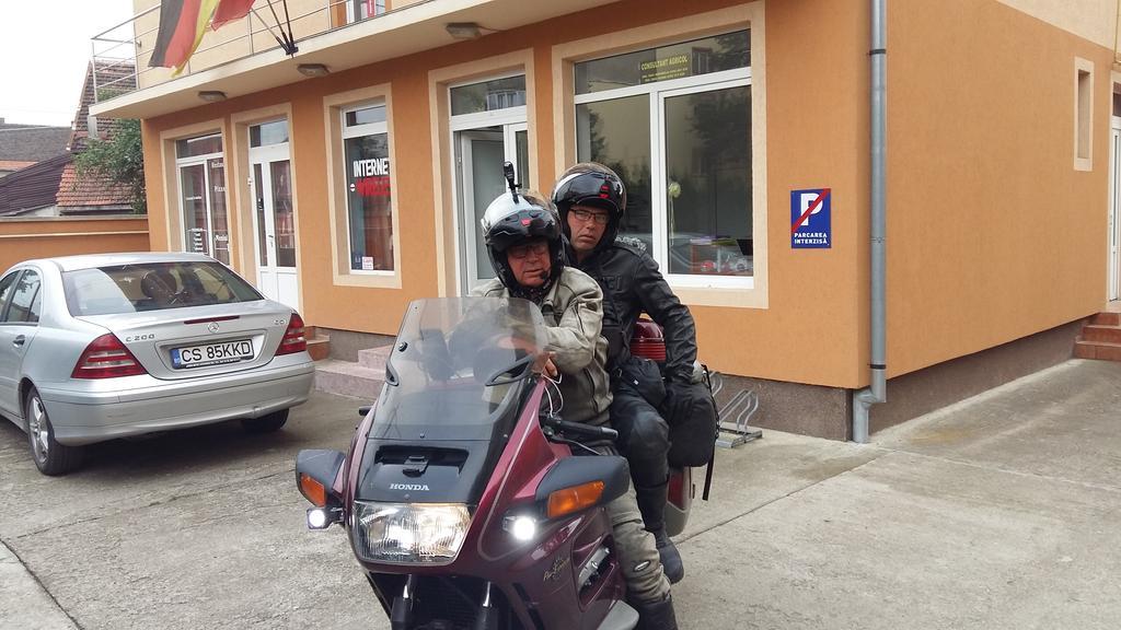 Pensiunea Claudiu Caransebeş エクステリア 写真