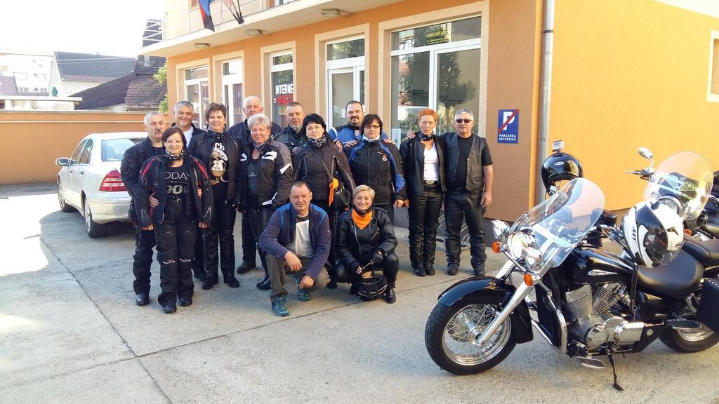 Pensiunea Claudiu Caransebeş エクステリア 写真