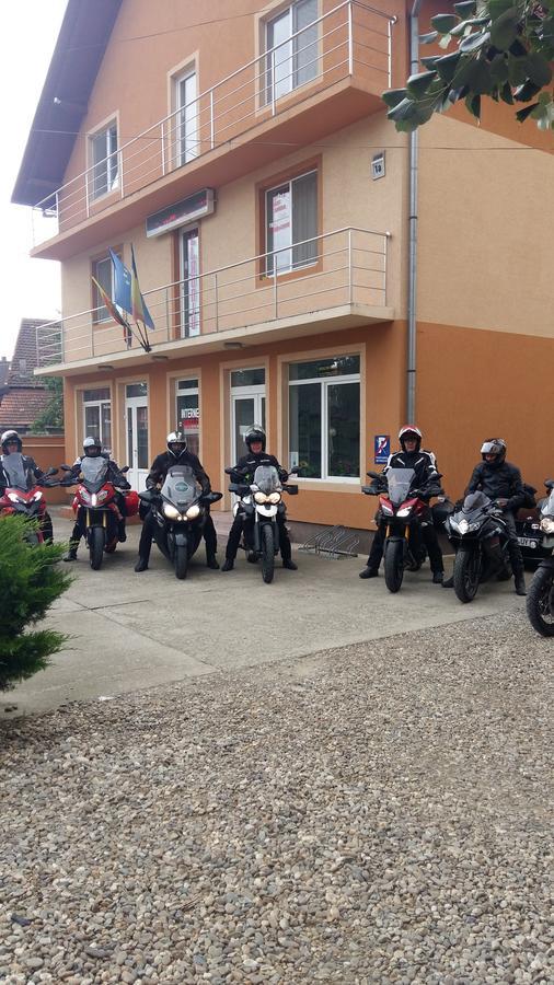 Pensiunea Claudiu Caransebeş エクステリア 写真